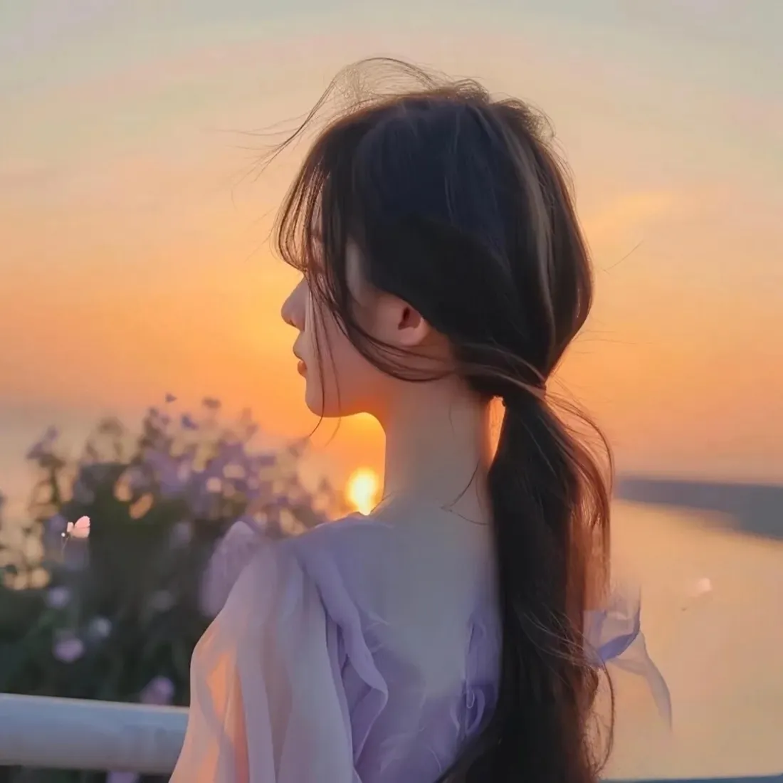 侧颜女生手机壁纸｜落日江景背景图片 - 紫花晚风氛围感「哲风壁纸」