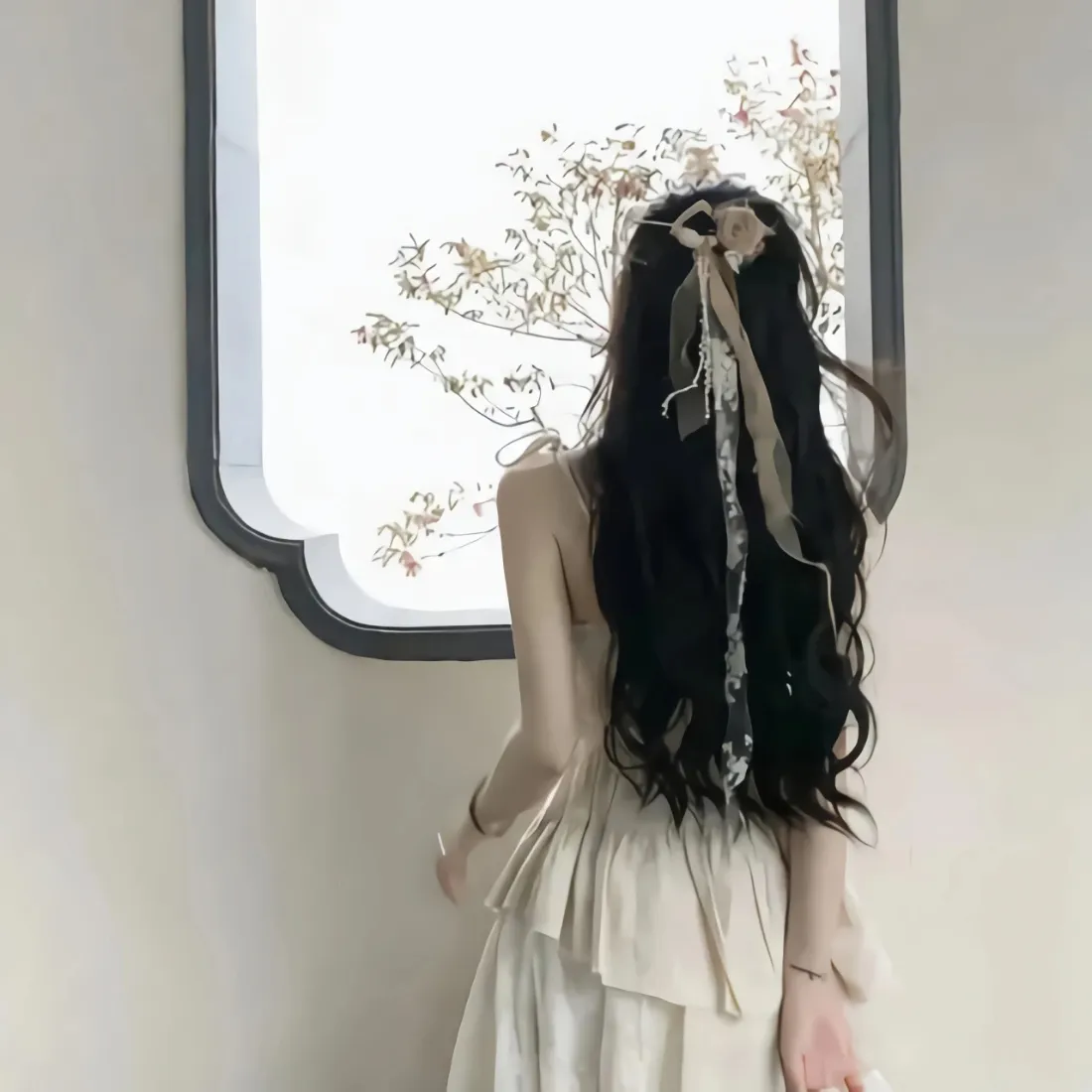 长发女生背影｜窗边花景背景图片 - 丝带发饰米色长裙「哲风壁纸」