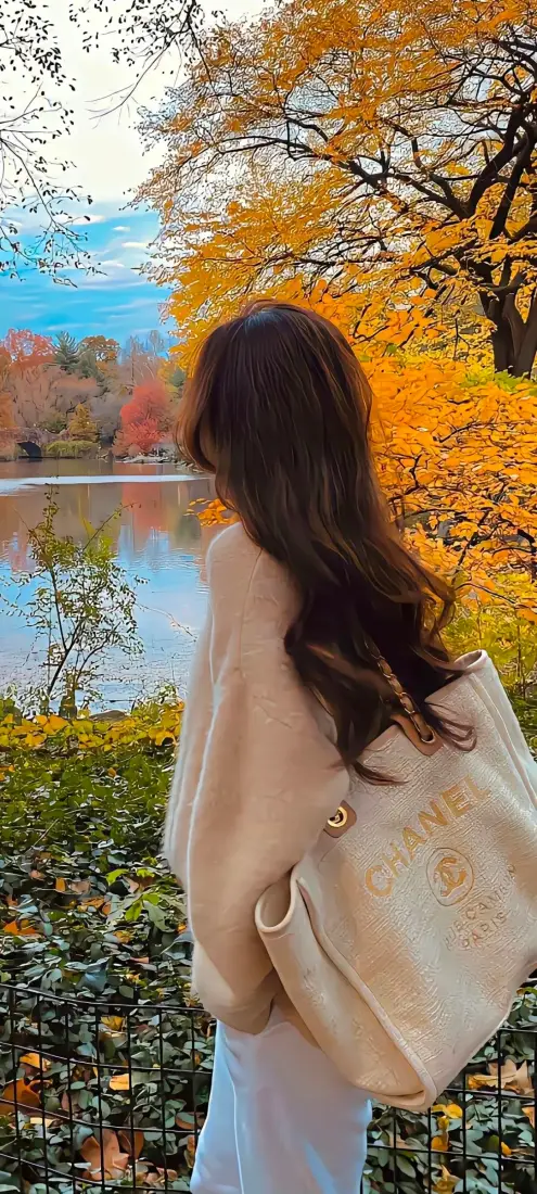 卷发美女手机壁纸｜秋日湖畔背景图片 - 落叶氛围感穿搭「哲风壁纸」