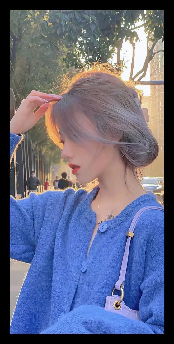 蓝衣美女手机壁纸｜户外街拍背景图片 - 灰发氛围感女生「哲风壁纸」