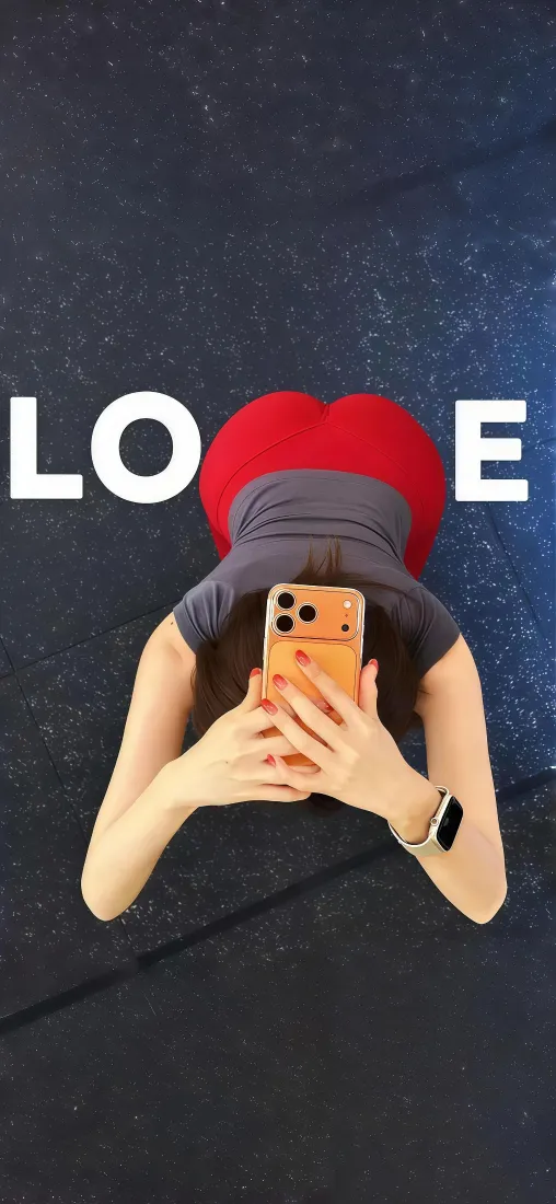 女生自拍手机壁纸｜爱心LOVE背景图片 - 戴红帽对镜拍「哲风壁纸」
