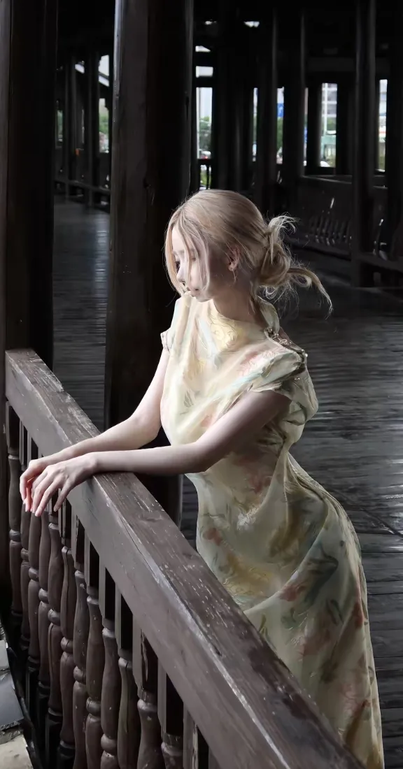 旗袍美女手机壁纸｜古建长廊背景图片 - 浅黄旗袍盘发侧影「哲风壁纸」