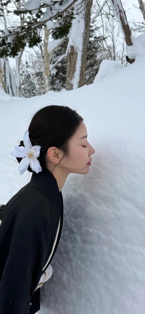 4k黑发壁纸 - 美女 - 树林 - 白色「哲风壁纸」