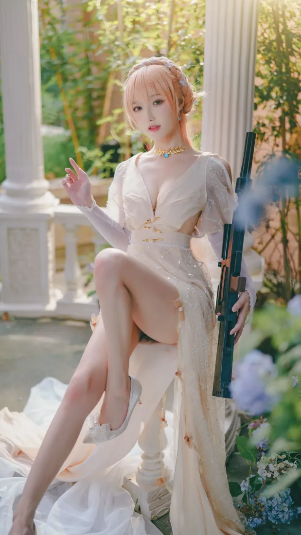 cos美女｜花园凉亭背景图片 - 白裙持步枪浅金发造型「哲风壁纸」