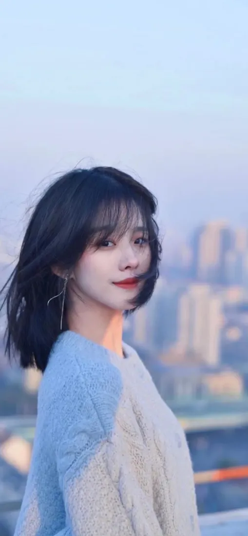 短发美女手机壁纸｜城市天台背景图片 - 蓝白毛衣清新氛围感「哲风壁纸」