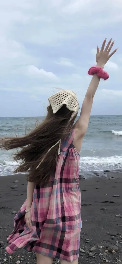 海边少女手机壁纸｜黑沙滩背景图片 - 抬手眺望海景「哲风壁纸」