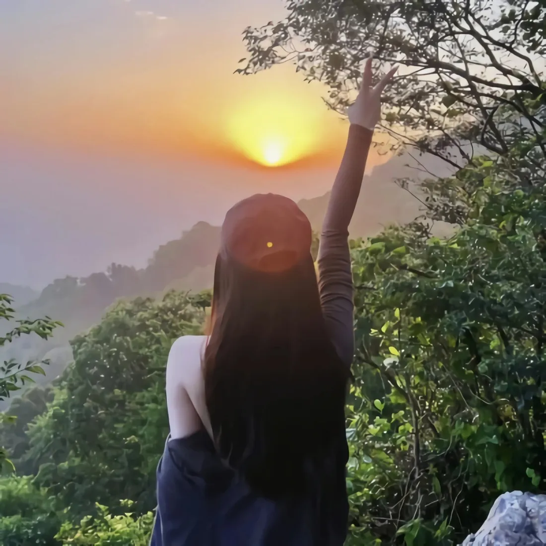 女生背影手机壁纸｜山顶日落背景图片 - 山林黄昏氛围感「哲风壁纸」
