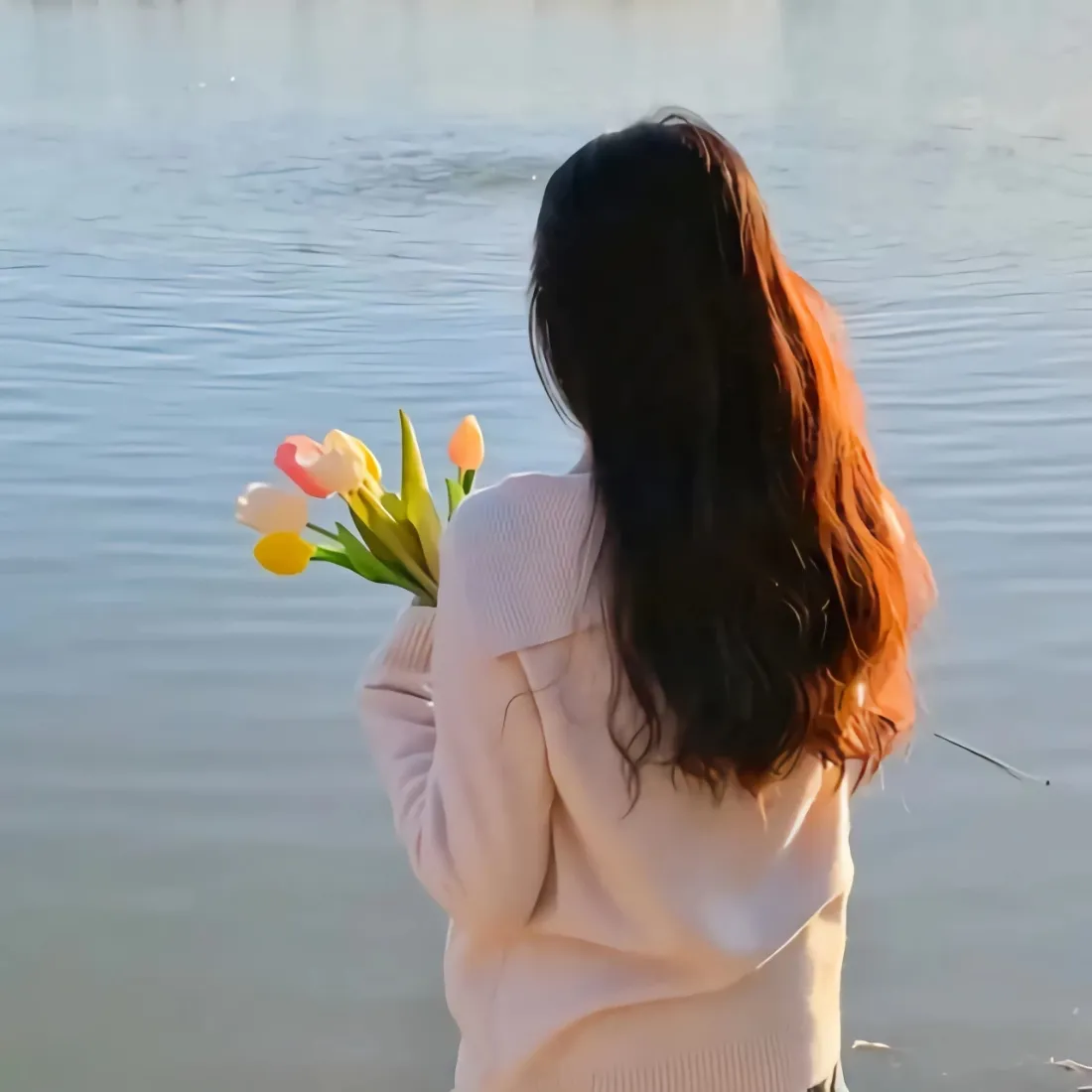 捧花美女手机壁纸｜湖边背影图片 - 长发浅粉上衣氛围感「哲风壁纸」