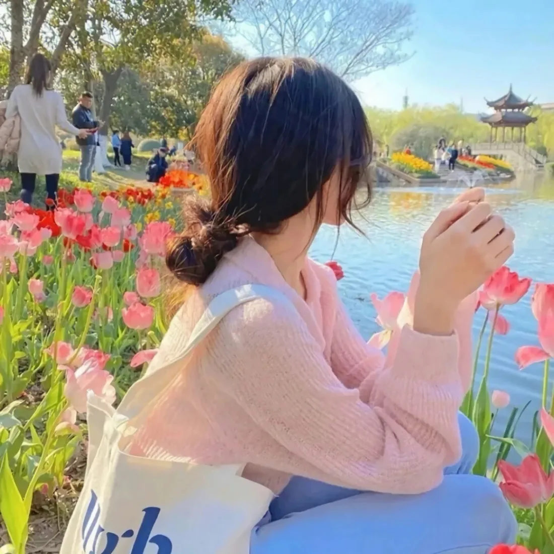 侧颜美女手机壁纸｜春日公园郁金香背景图片 - 湖畔赏花「哲风壁纸」