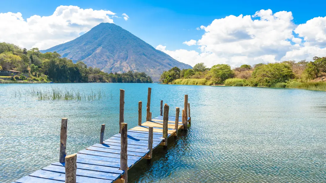 4k湖泊火山山水壁纸｜湖岸栈桥背景图片 - 蓝天白云碧水景致「哲风壁纸」