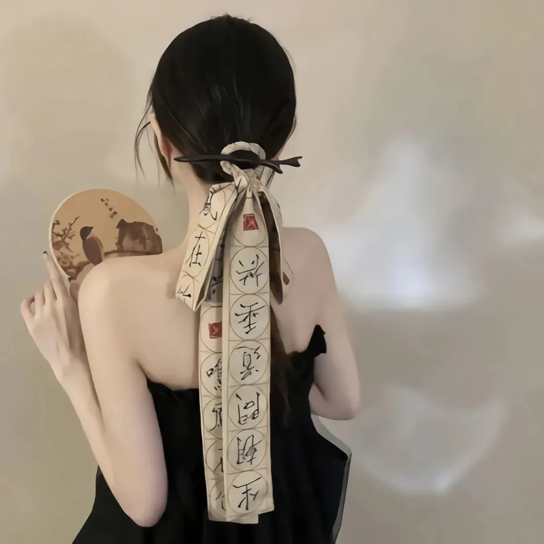新中式美女手机壁纸｜背影图片 - 书法发带团扇「哲风壁纸」