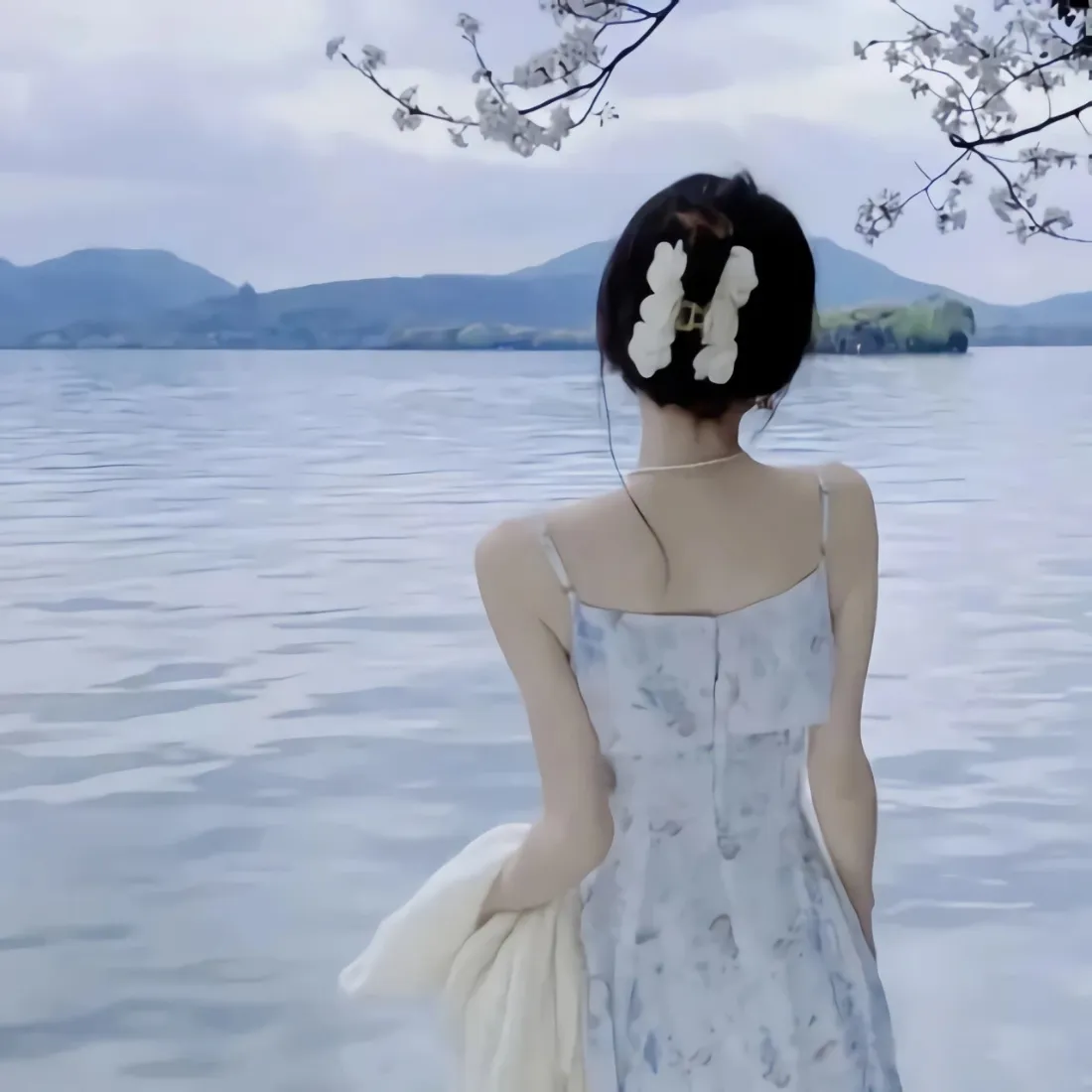 湖边美女手机壁纸｜湖景樱花背景图片 - 吊带裙发夹造型「哲风壁纸」