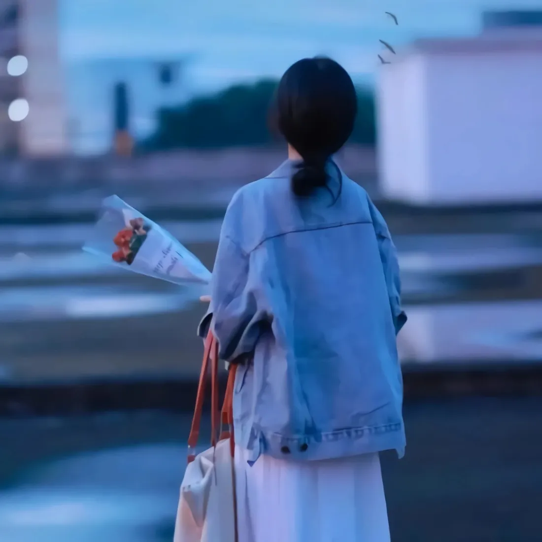牛仔外套美女背影手机壁纸｜傍晚街景背景图片 - 手捧花束氛围感「哲风壁纸」