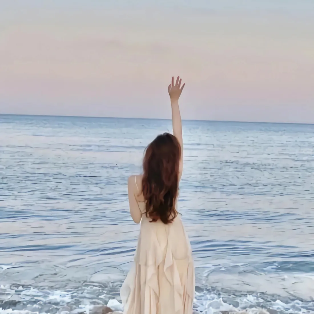 海边长裙美女背影｜黄昏海岸背景图片 - 抬手望向海面「哲风壁纸」