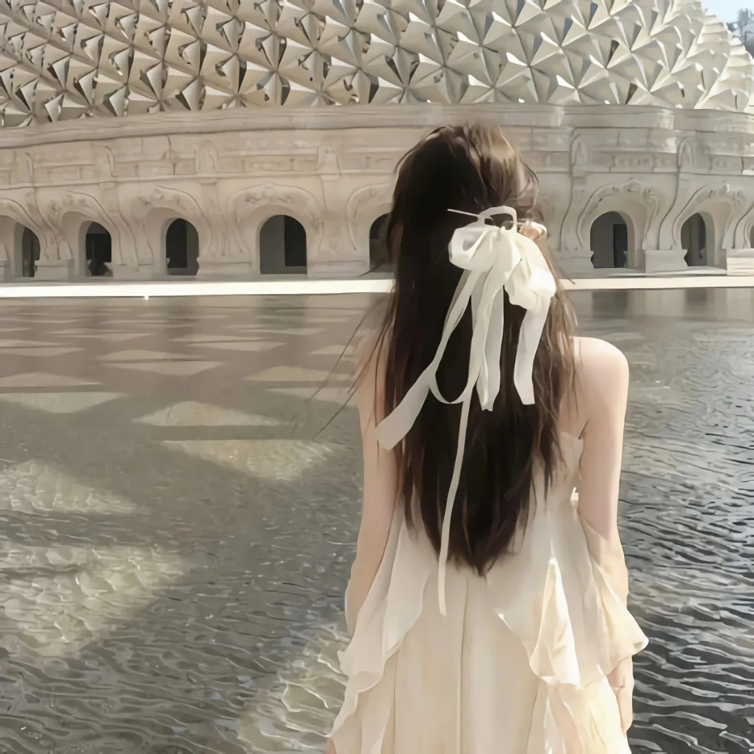 白裙美女背影｜白色建筑水面背景图片 - 丝带发饰氛围感「哲风壁纸」