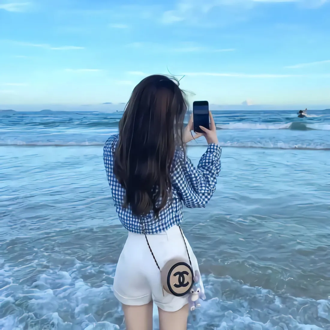长发女生手机壁纸｜海边背景图片 - 格纹上衣白短裤拿手机拍照「哲风壁纸」
