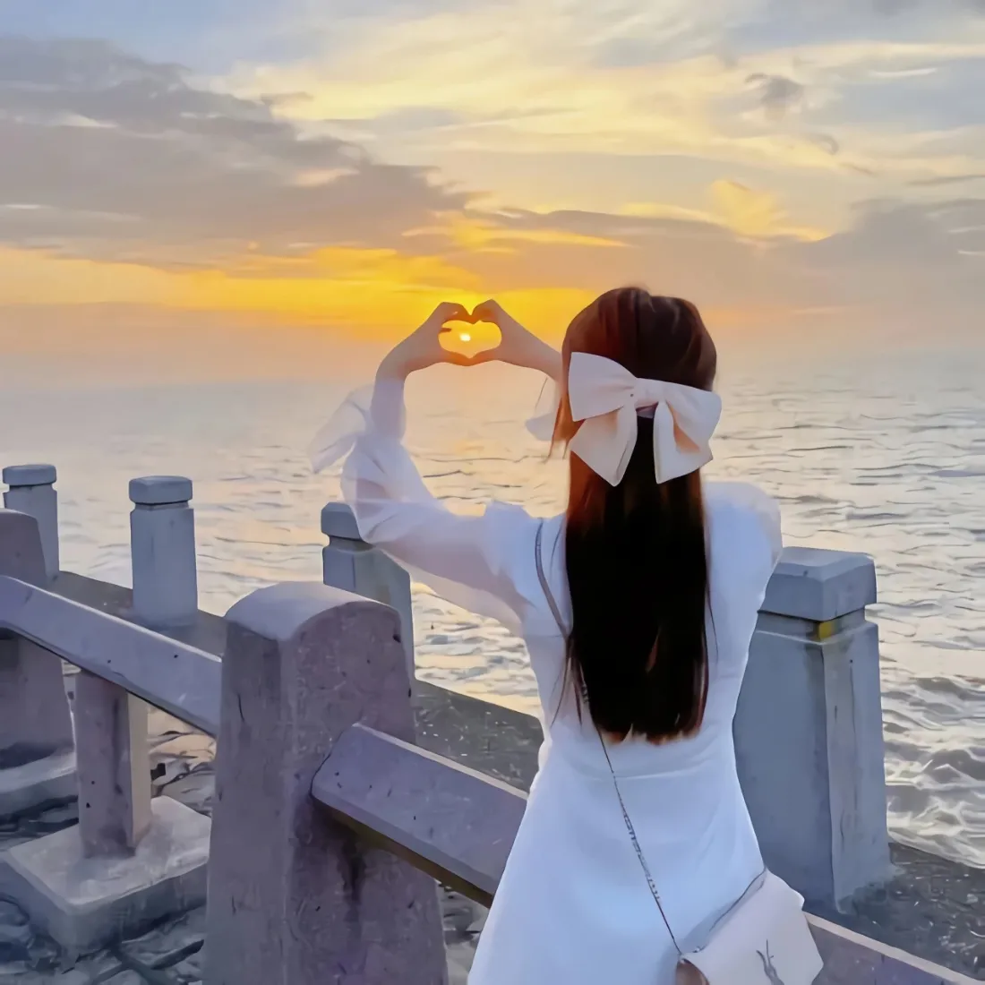 女生背影手机壁纸｜海边日落背景图片 - 比心观景「哲风壁纸」