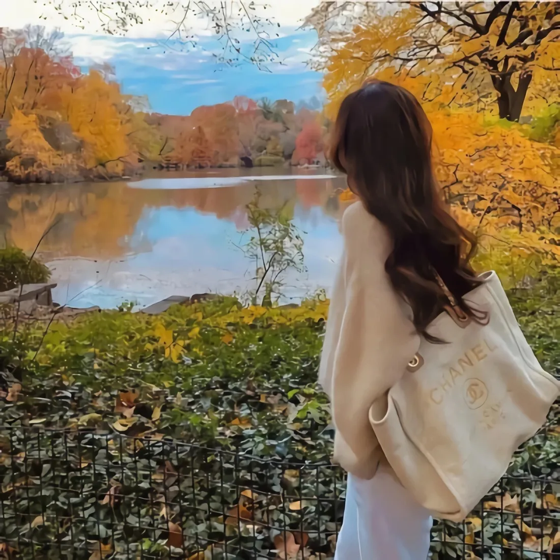 卷发女生手机壁纸｜秋日湖畔背景图片 - 米色穿搭公园赏景「哲风壁纸」