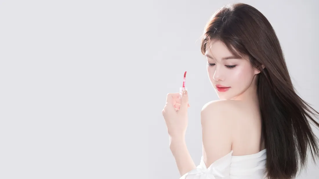 4k气质美女壁纸｜简约纯色背景图片 - 黑发红唇露肩写真「哲风壁纸」