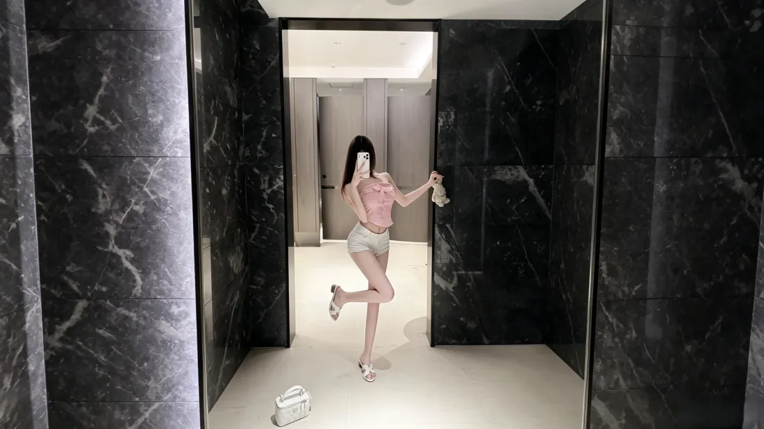3k粉衣美女对镜自拍｜室内走廊背景图片 - 穿搭随拍「哲风壁纸」