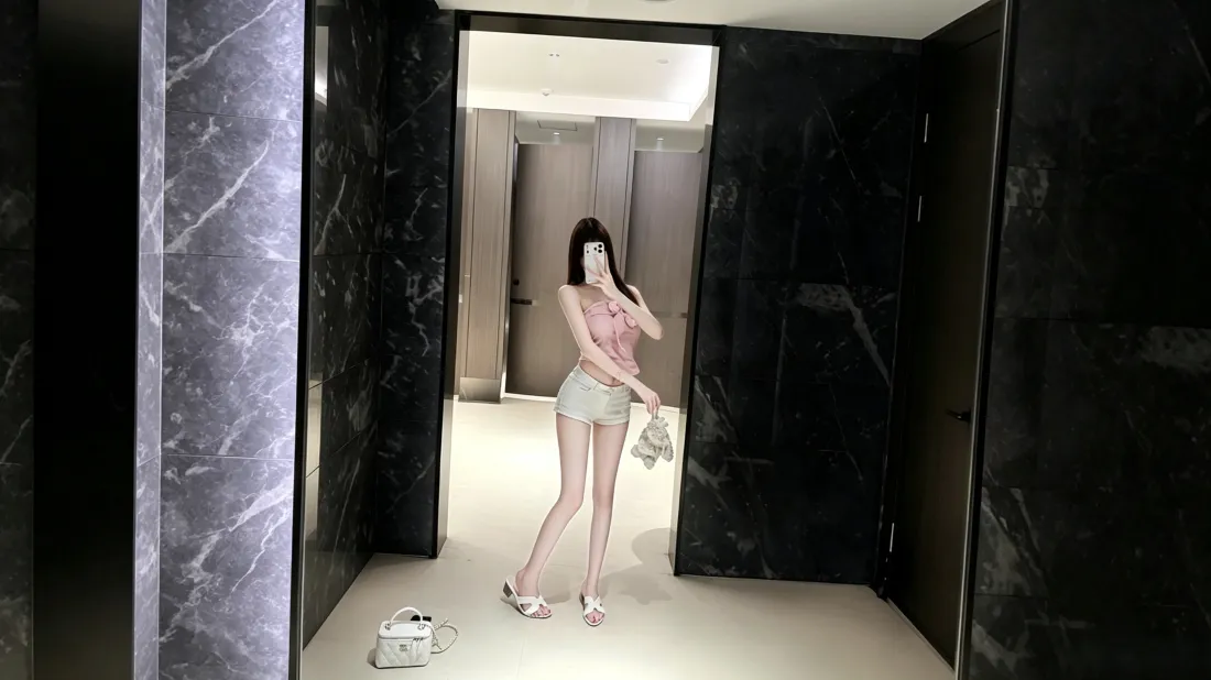 3k美女自拍｜室内电梯口背景图片 - 粉上衣短裙穿搭「哲风壁纸」