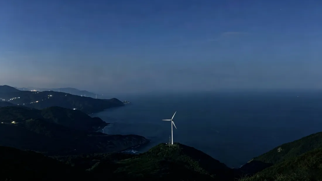 3k海边风车壁纸｜黄昏海岸背景图片 - 山海静谧风景「哲风壁纸」