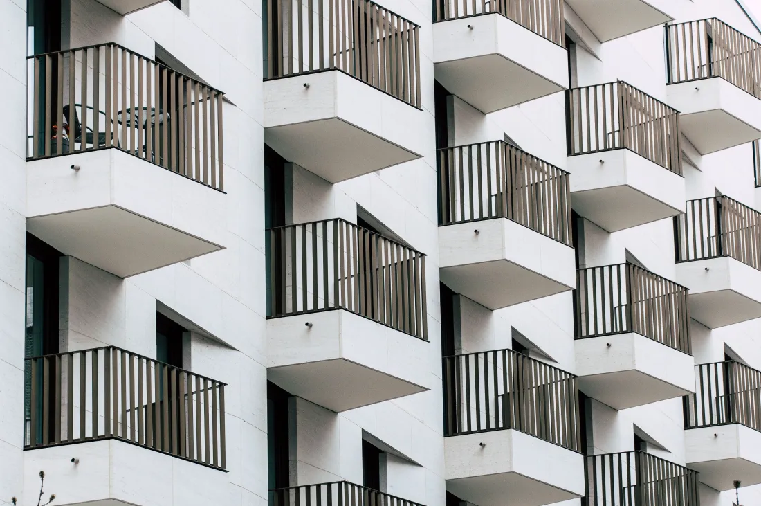 4k几何建筑壁纸｜错落阳台背景图片 - 极简重复秩序「哲风壁纸」