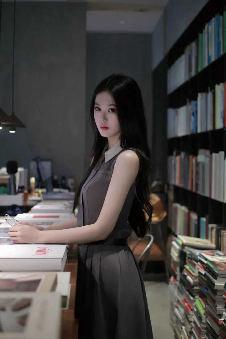书店气质美女｜灰裙黑长直背景图片 - 文艺氛围感「哲风壁纸」