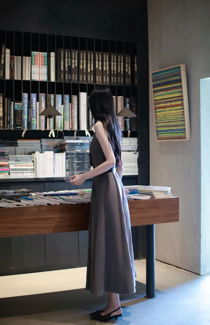 书店美女手机壁纸｜文艺氛围感背景图片 - 灰裙长发「哲风壁纸」