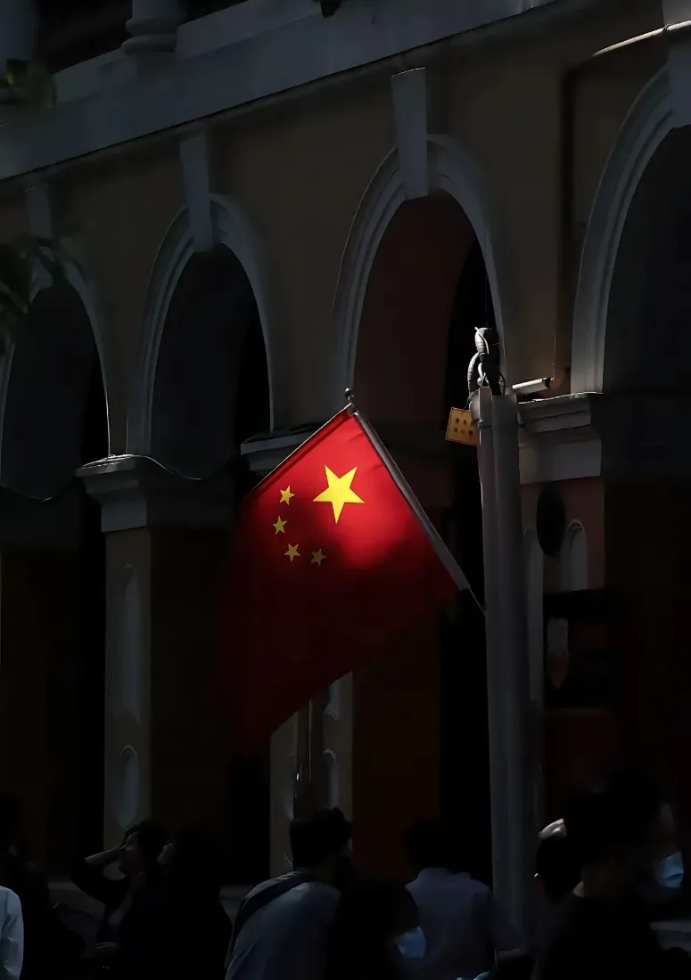 五星红旗手机壁纸｜拱廊建筑背景图片 - 夜色街景「哲风壁纸」