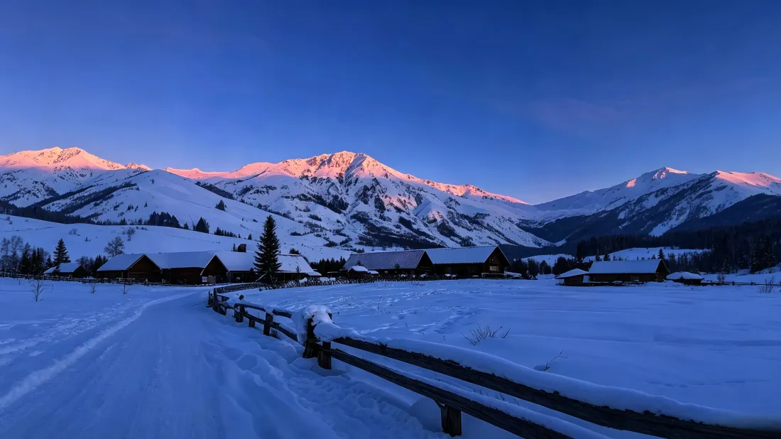 3k禾木村雪景｜雪山日照金山背景图片 - 蓝调冬日村落「哲风壁纸」