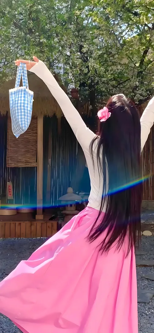粉裙美女手机壁纸｜户外树木背景图片 - 阳光抬手蓝格手提袋「哲风壁纸」