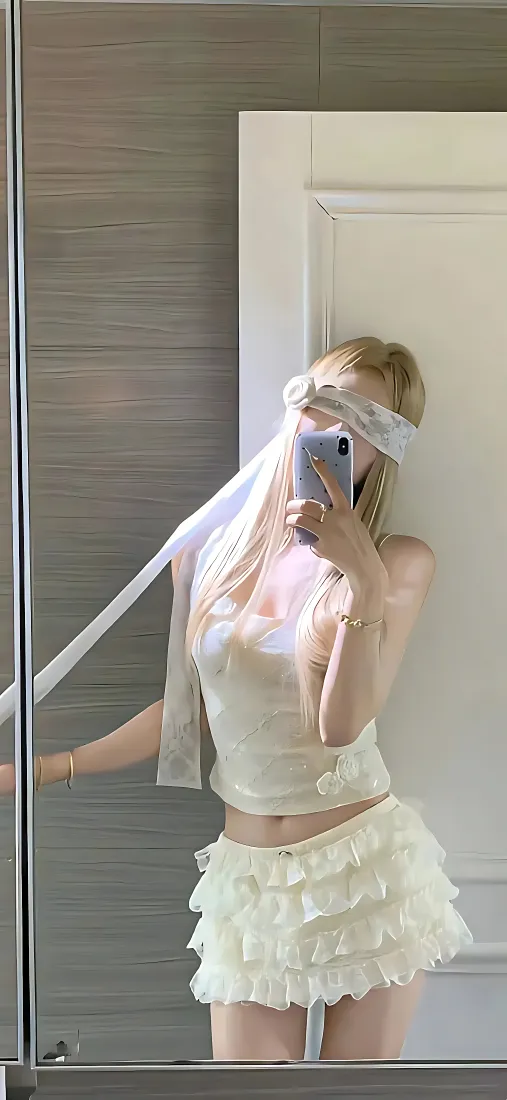 蒙眼美女手机壁纸｜对镜自拍背景图片 - 白衣金发短裙穿搭「哲风壁纸」