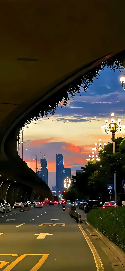 城市黄昏马路｜街景背景图片 - 晚霞高楼路灯车流街景「哲风壁纸」