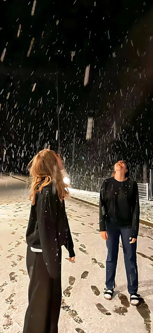 雪夜情侣手机壁纸｜街头雪景背景图片 - 落雪相伴「哲风壁纸」