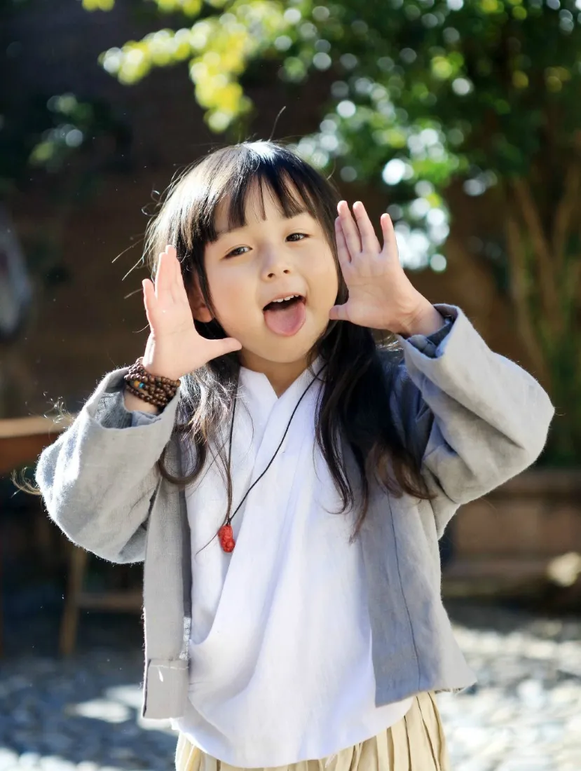 汉服小女孩手机壁纸｜户外搞怪背景图片 - 齐刘海调皮萌娃「哲风壁纸」