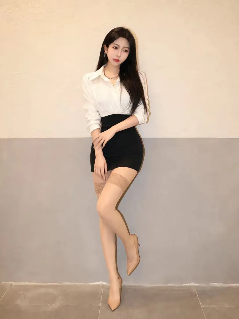 职场穿搭美女手机壁纸｜OL风背景图片 - 白衬衫包臀裙丝袜造型「哲风壁纸」