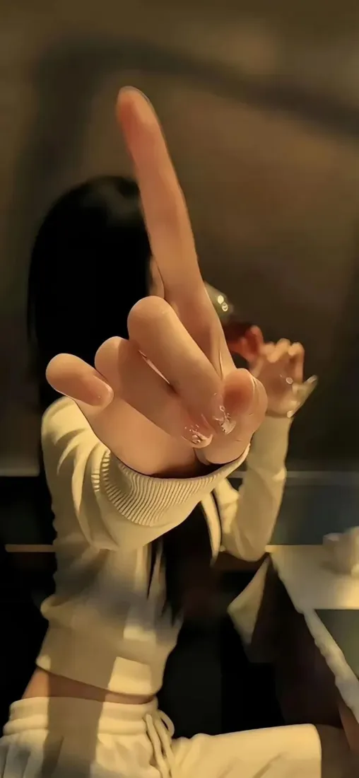 竖中指女生手机壁纸｜室内氛围感背景图片 - 酷飒穿搭「哲风壁纸」