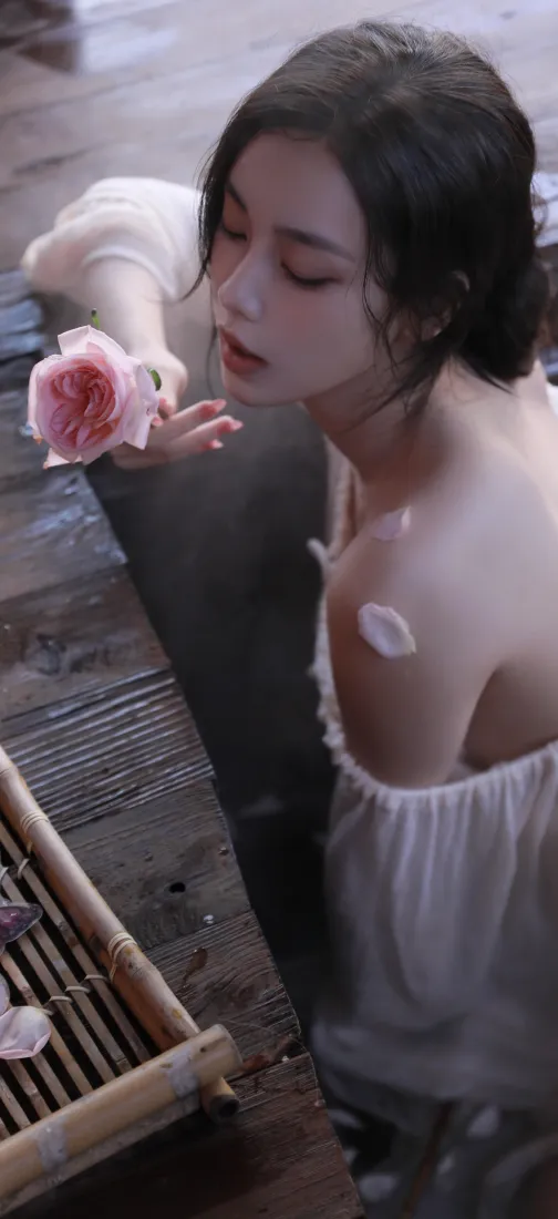露肩美女手机壁纸｜手持粉玫瑰背景图片 - 氛围感写真「哲风壁纸」