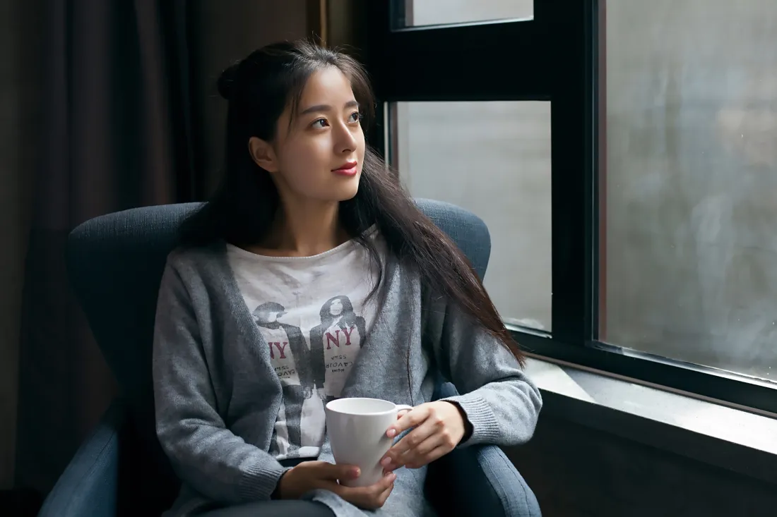 4k气质美女壁纸｜窗边休闲背景图片 - 持杯微笑居家写真「哲风壁纸」