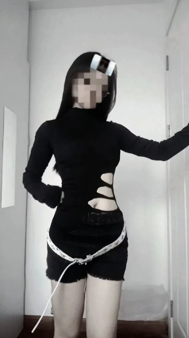 黑衣美女手机壁纸｜室内背景图片 - 破洞设计穿搭「哲风壁纸」
