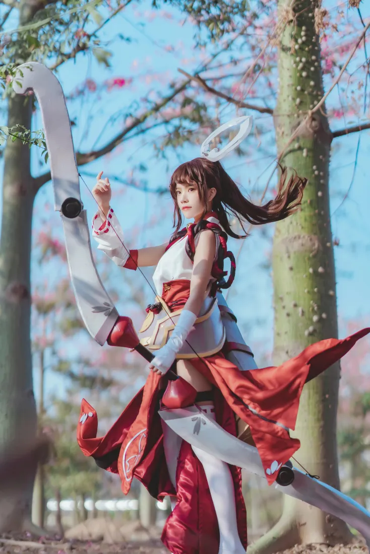 伽罗花见巫女手机壁纸｜桜桃喵cos背景图片 - 户外持弓樱花古风造型「哲风壁纸」