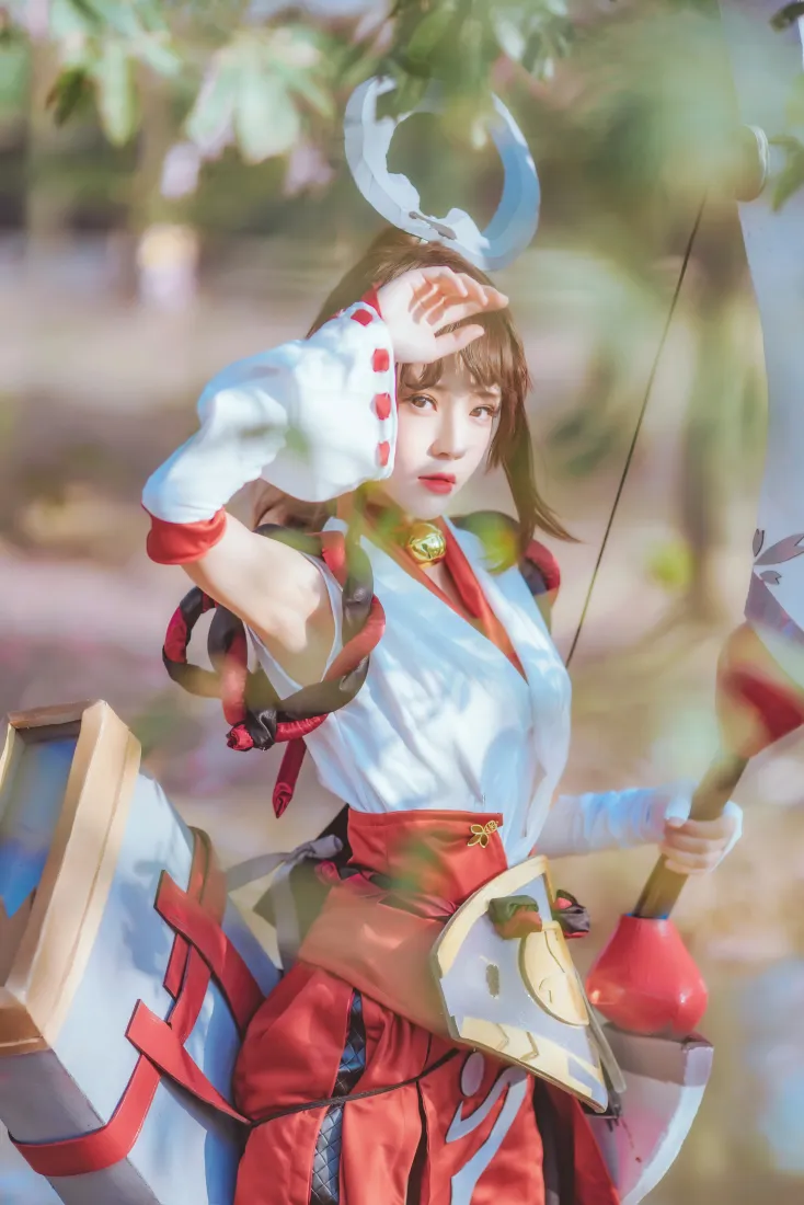 伽罗花见巫女手机壁纸｜桜桃喵cos背景图片 - 巫女服户外持弓「哲风壁纸」