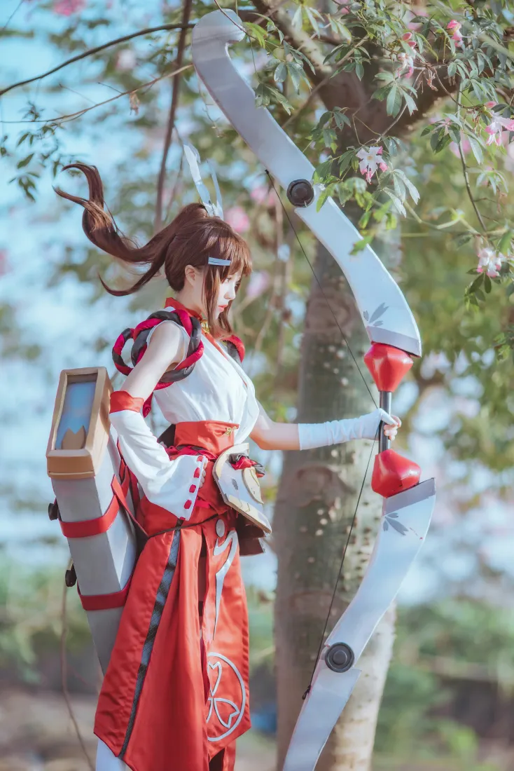 伽罗花见巫女cos手机壁纸｜户外树下背景图片 - 桜桃喵巫女服持弓造型「哲风壁纸」