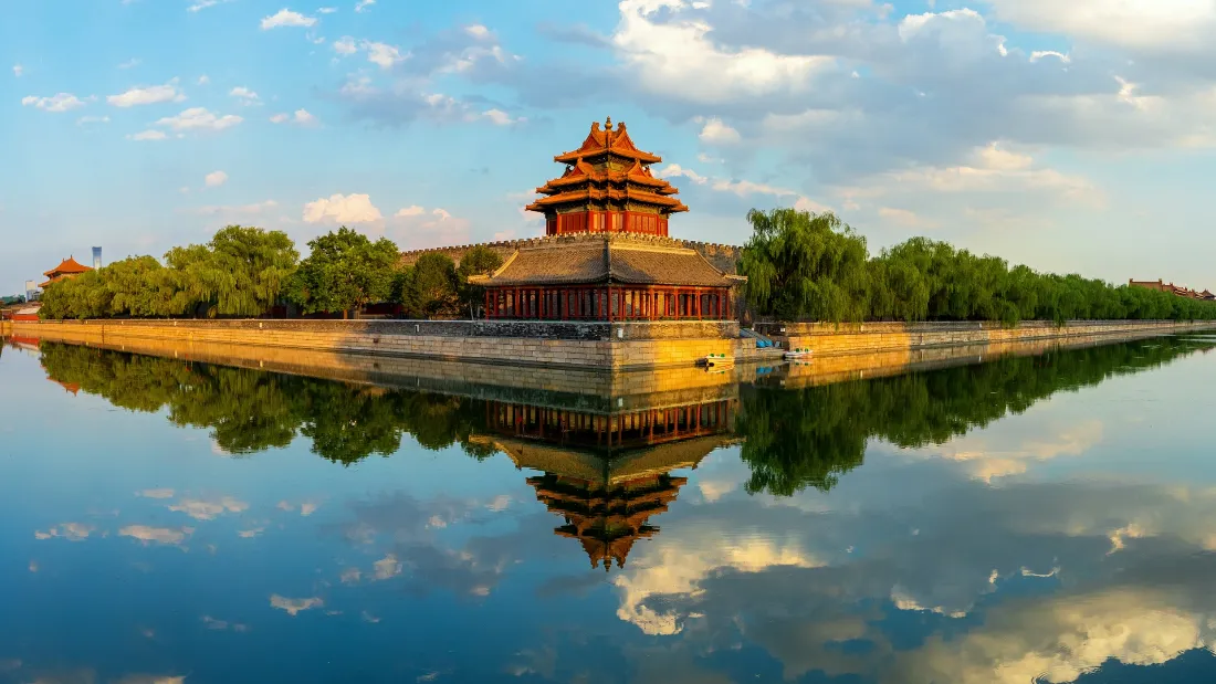 2k紫禁城角楼壁纸｜蓝天白云背景图片 - 护城河水景古建「哲风壁纸」