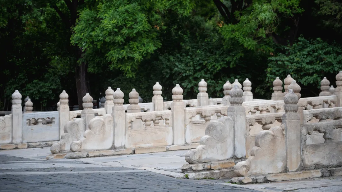4k故宫石栏壁纸｜古建筑背景图片 - 汉白玉雕栏绿树「哲风壁纸」