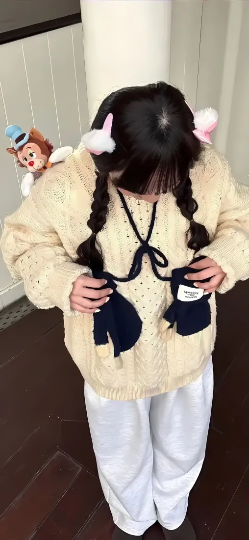 可爱美女手机壁纸｜居家日常背景图片 - 双麻花辫猫耳发饰毛衣穿搭「哲风壁纸」
