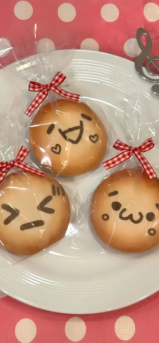 卡通表情面包手机壁纸｜治愈美食背景图片 - 蝴蝶结装饰点心「哲风壁纸」