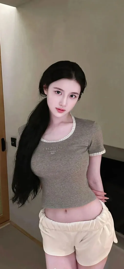 长发美女手机壁纸｜室内居家背景图片 - 灰上衣白短裤好身材女生「哲风壁纸」