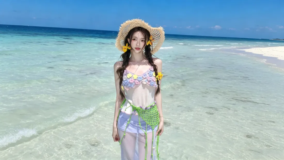 3k海边度假少女壁纸｜浅滩蓝天背景图片 - 草帽花饰穿搭「哲风壁纸」